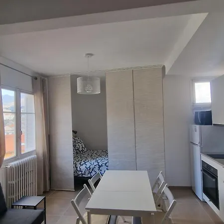 Centre - Proche De La - Fr *